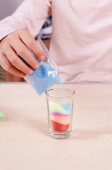 Step-by-step guide for making candles with crayons and nourishing coconut oil - fun DIY project!