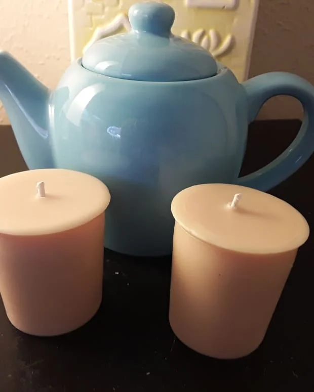 Crafting charming and rustic candle holders from logs – a unique DIY project!