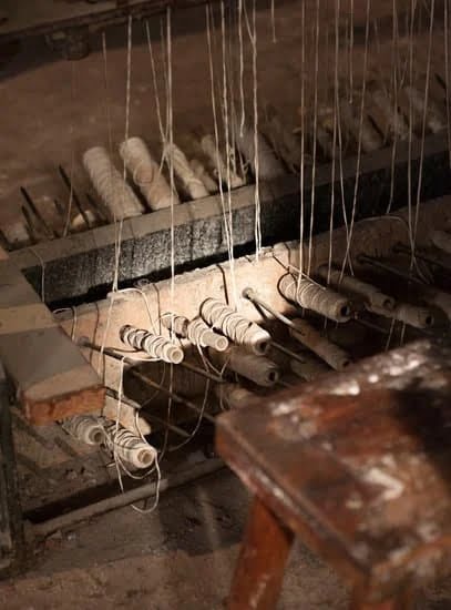 Step-by-step guide on properly aligning wood wicks for optimal candle making