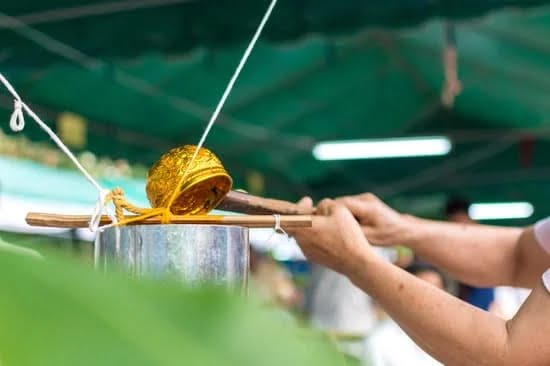 Crafting with fragrance: Using perfume in candle making for unique scents