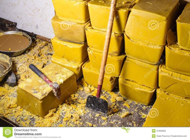 High-quality beeswax for candle making - step-by-step instructions for beginners