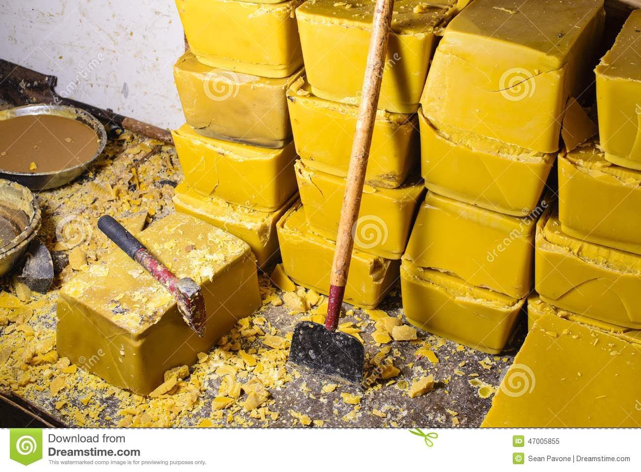 High-quality beeswax for candle making - step-by-step instructions for beginners