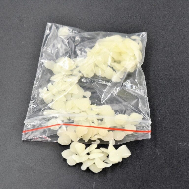 Making Woodwick candles: Step-by-step process from selecting wood wicks to pouring scented wax